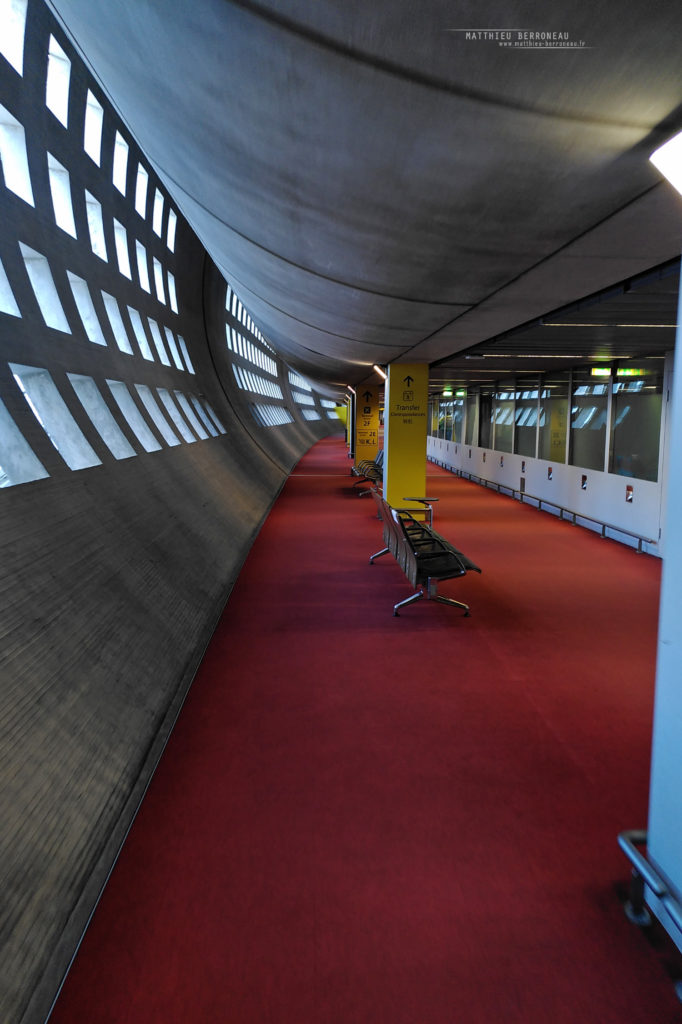 Seul dans l'aéroport - Alone in airport