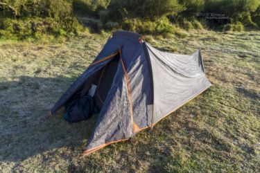 Du givre sur la toile de tente au petit matin - Frost on the tent in the early hours of the morning